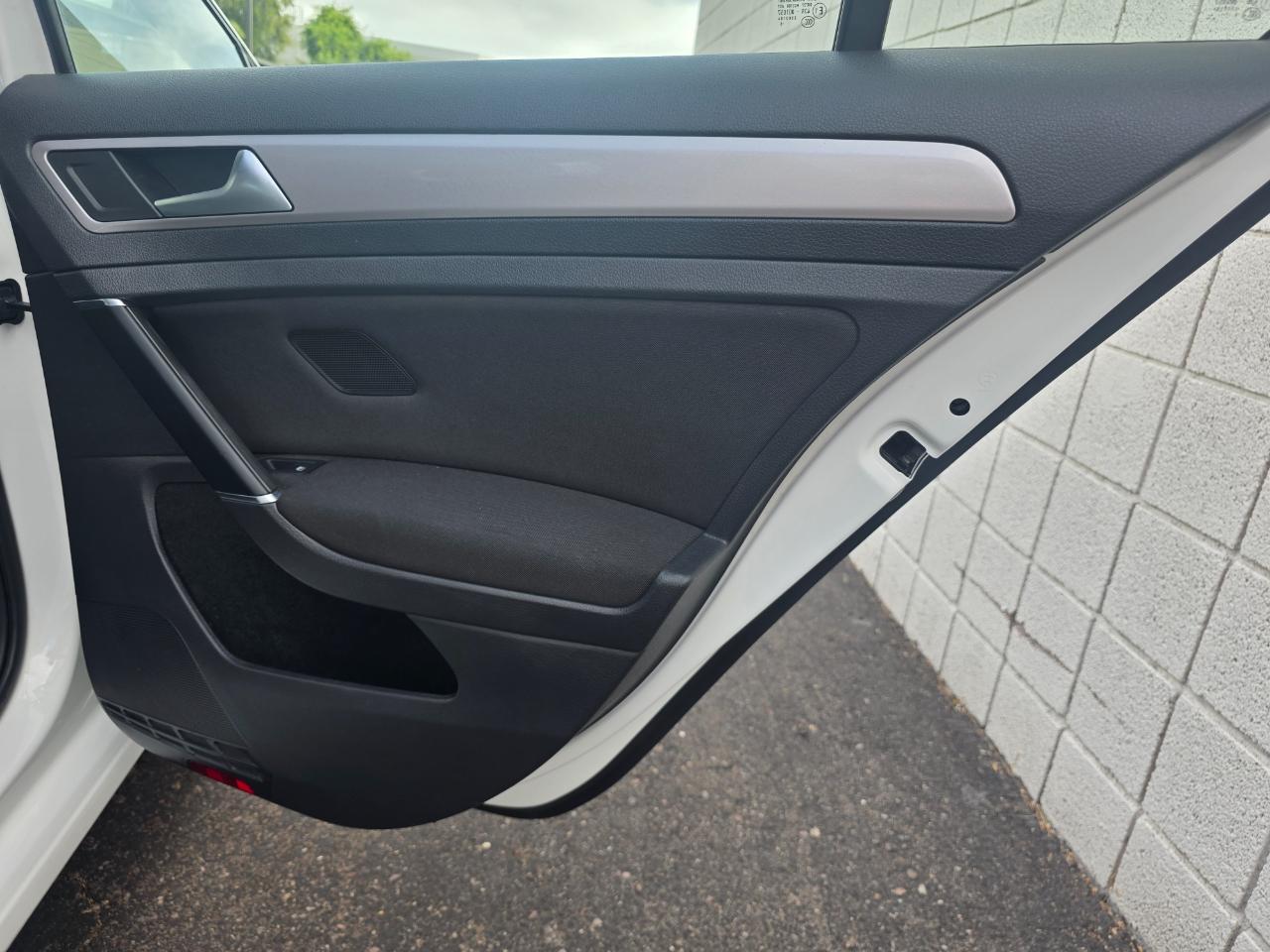Volkswagen e-Golf SE 2016