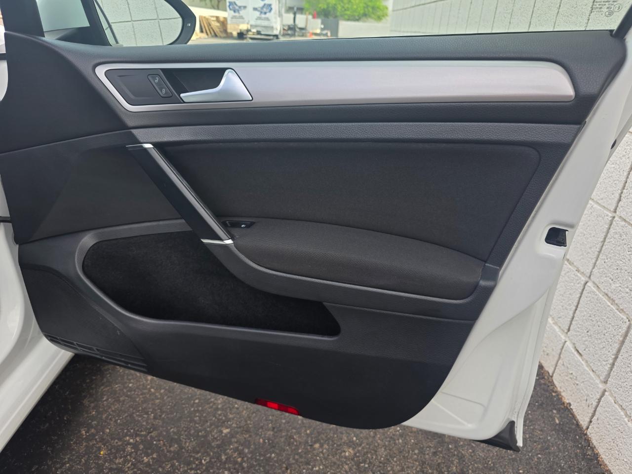 Volkswagen e-Golf SE 2016