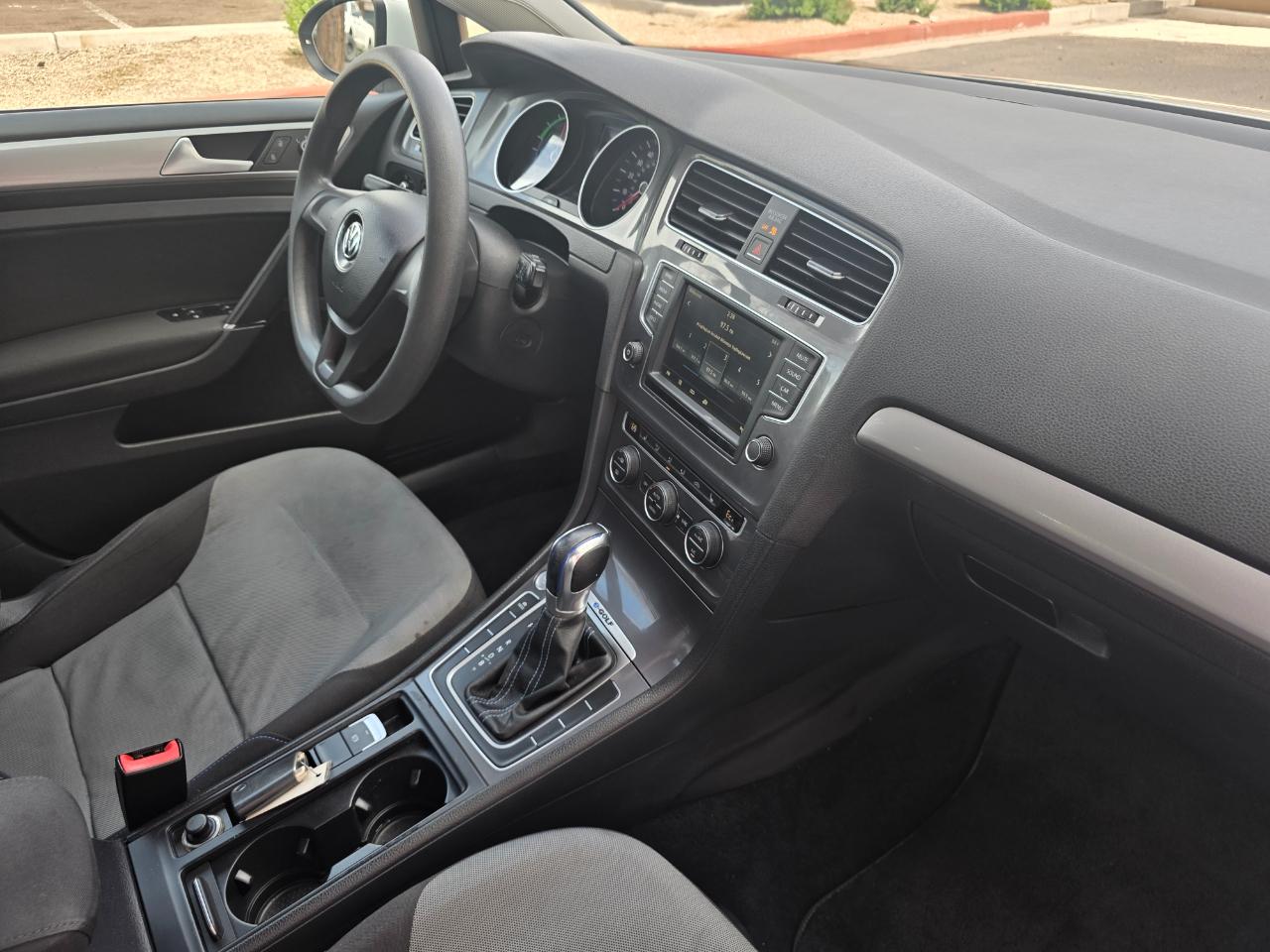 Volkswagen e-Golf SE 2016