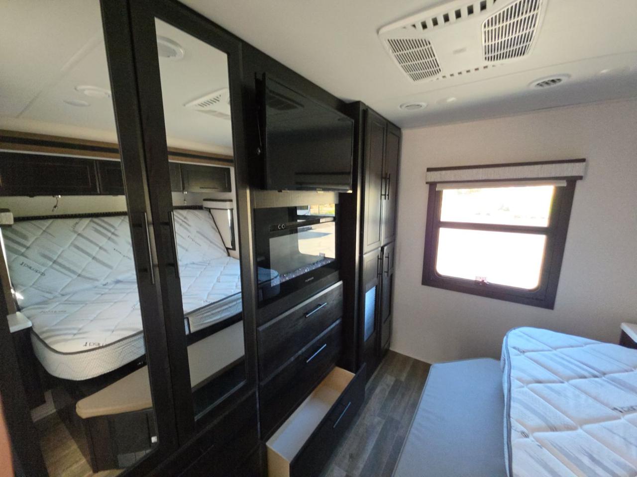 Entegra Coach Accolade  2024