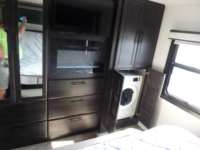 Entegra Coach Accolade  2024