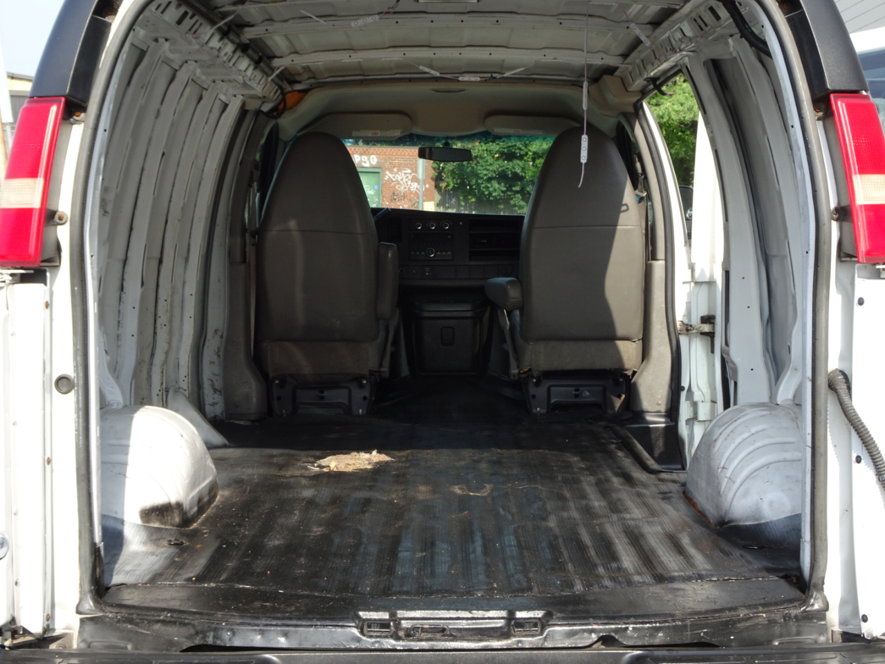 GMC Savana Cargo Van RWD 2500 135" 2013