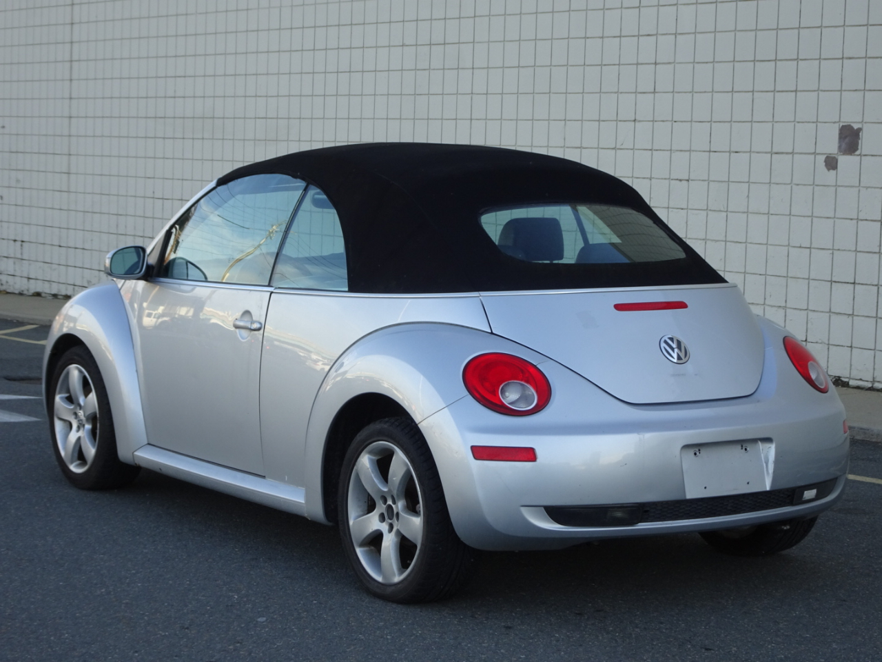 Volkswagen New Beetle Convertible 2dr 2.5L PZEV Auto 2006