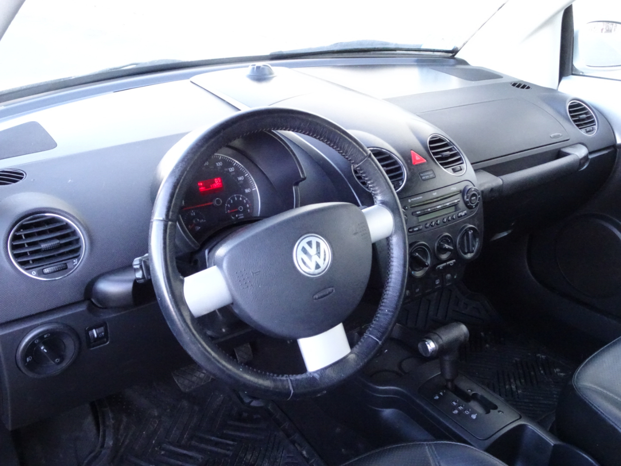 Volkswagen New Beetle Convertible 2dr 2.5L PZEV Auto 2006