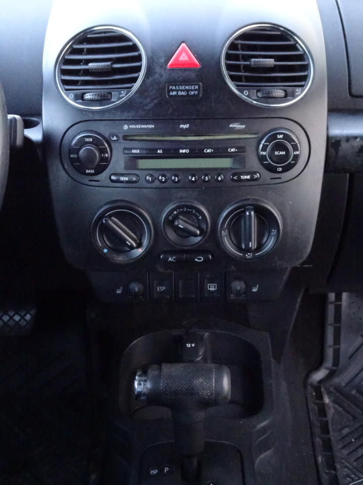 Volkswagen New Beetle Convertible 2dr 2.5L PZEV Auto 2006