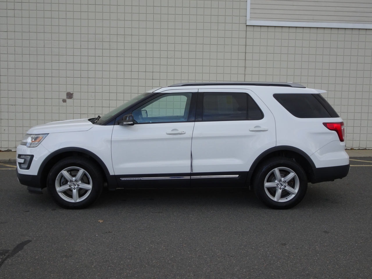 2017 Ford Explorer XLT photo 4