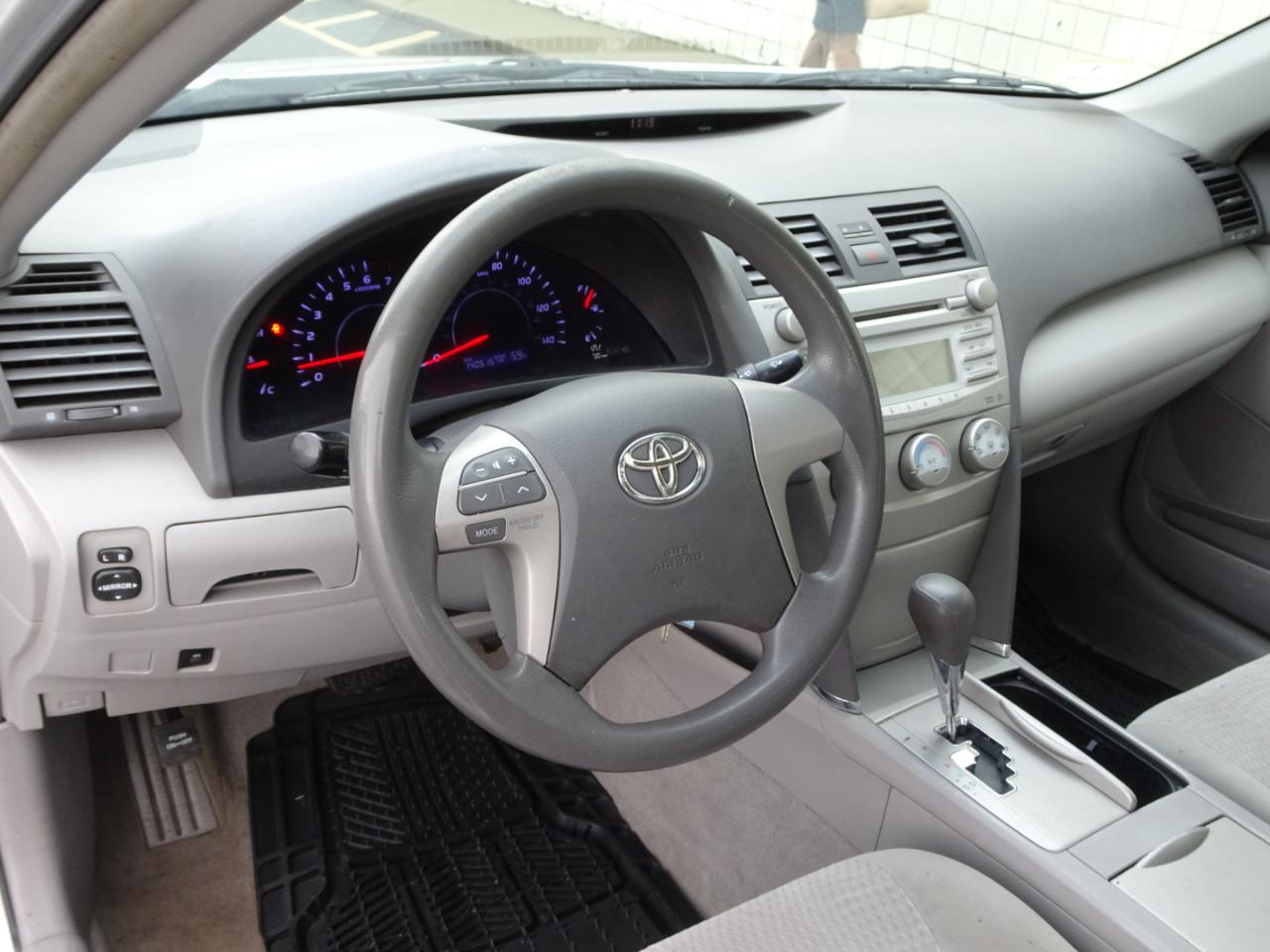 Toyota Camry 4dr Sdn I4 Auto LE (Natl) 2011