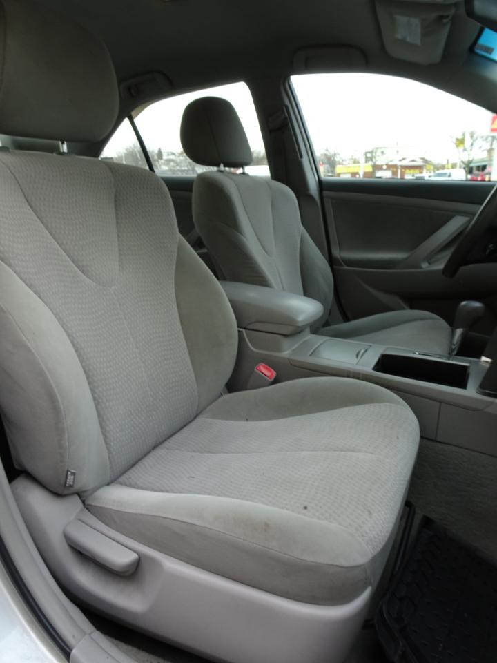 Toyota Camry 4dr Sdn I4 Auto LE (Natl) 2011