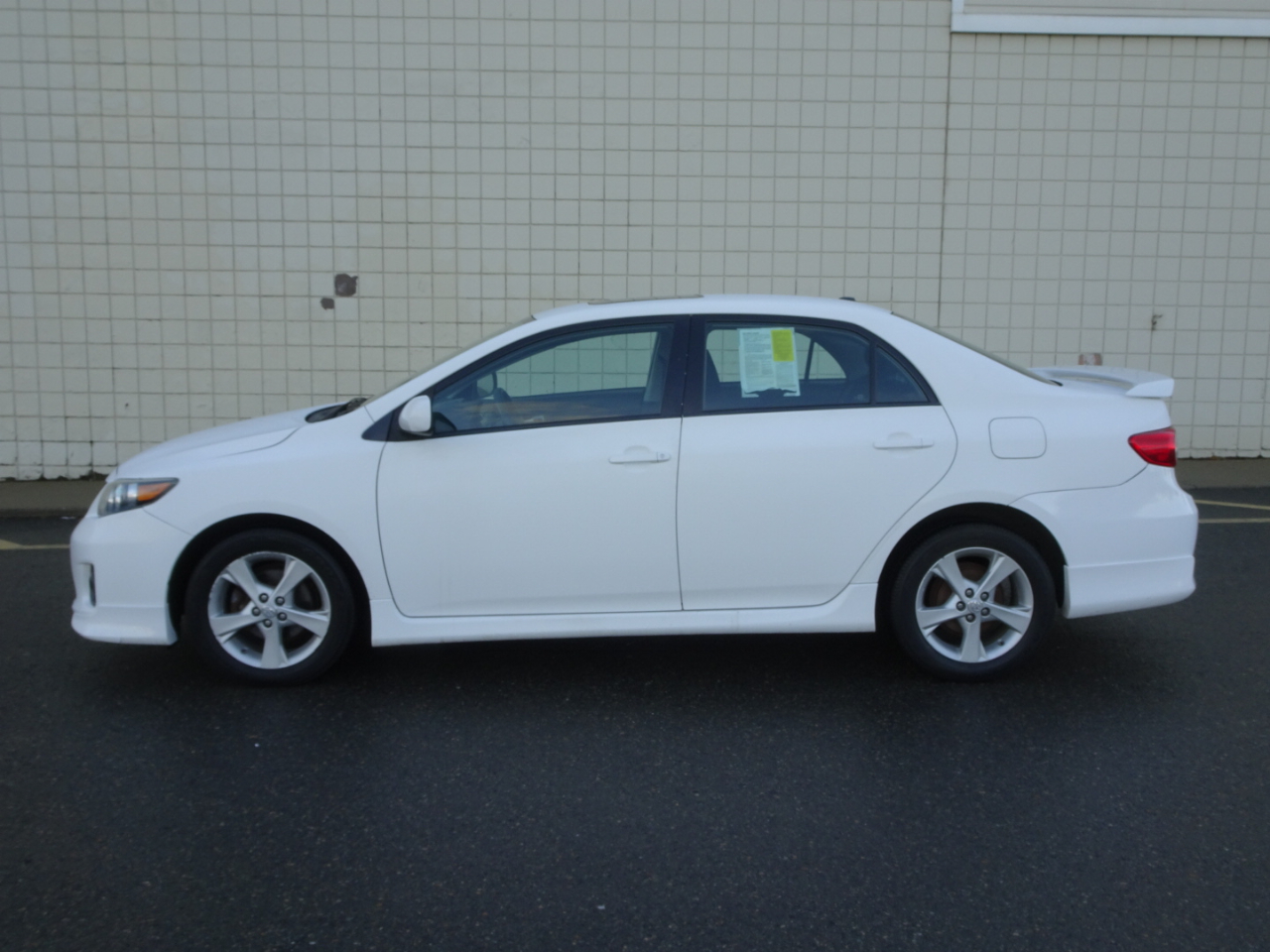 Toyota Corolla 4dr Sdn Manual S (Natl) 2012