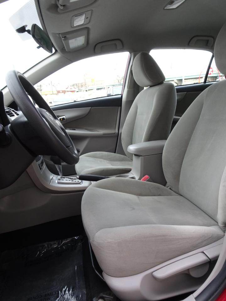 Toyota Corolla 4dr Sdn Auto LE Special Edition (Natl) 2013