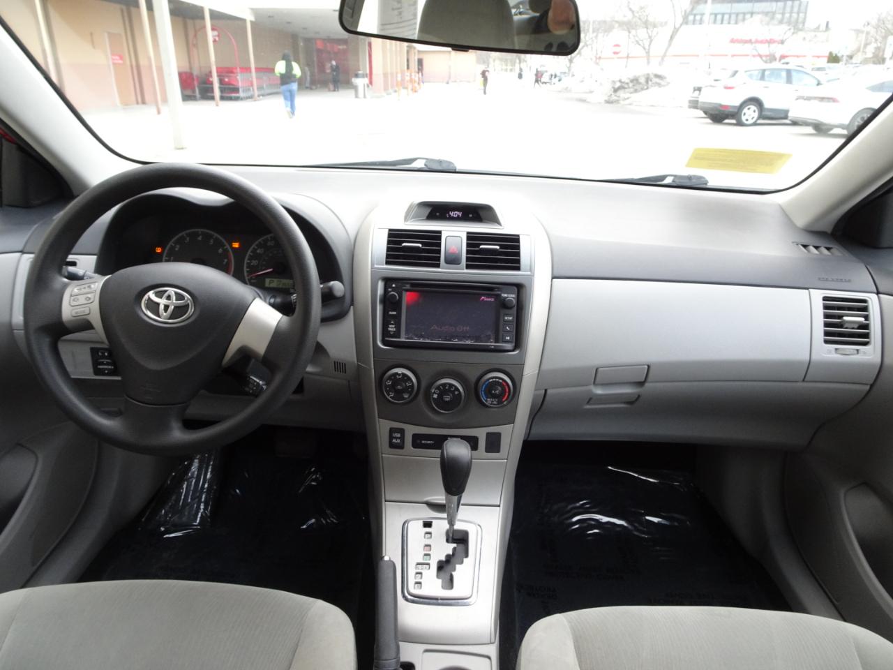 Toyota Corolla 4dr Sdn Auto LE Special Edition (Natl) 2013