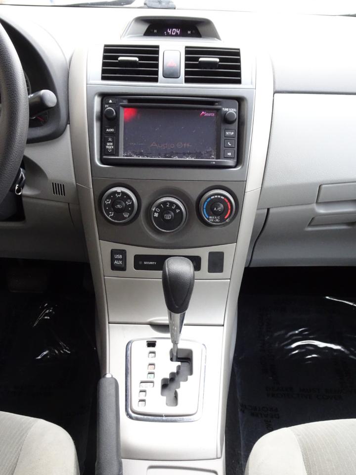 Toyota Corolla 4dr Sdn Auto LE Special Edition (Natl) 2013