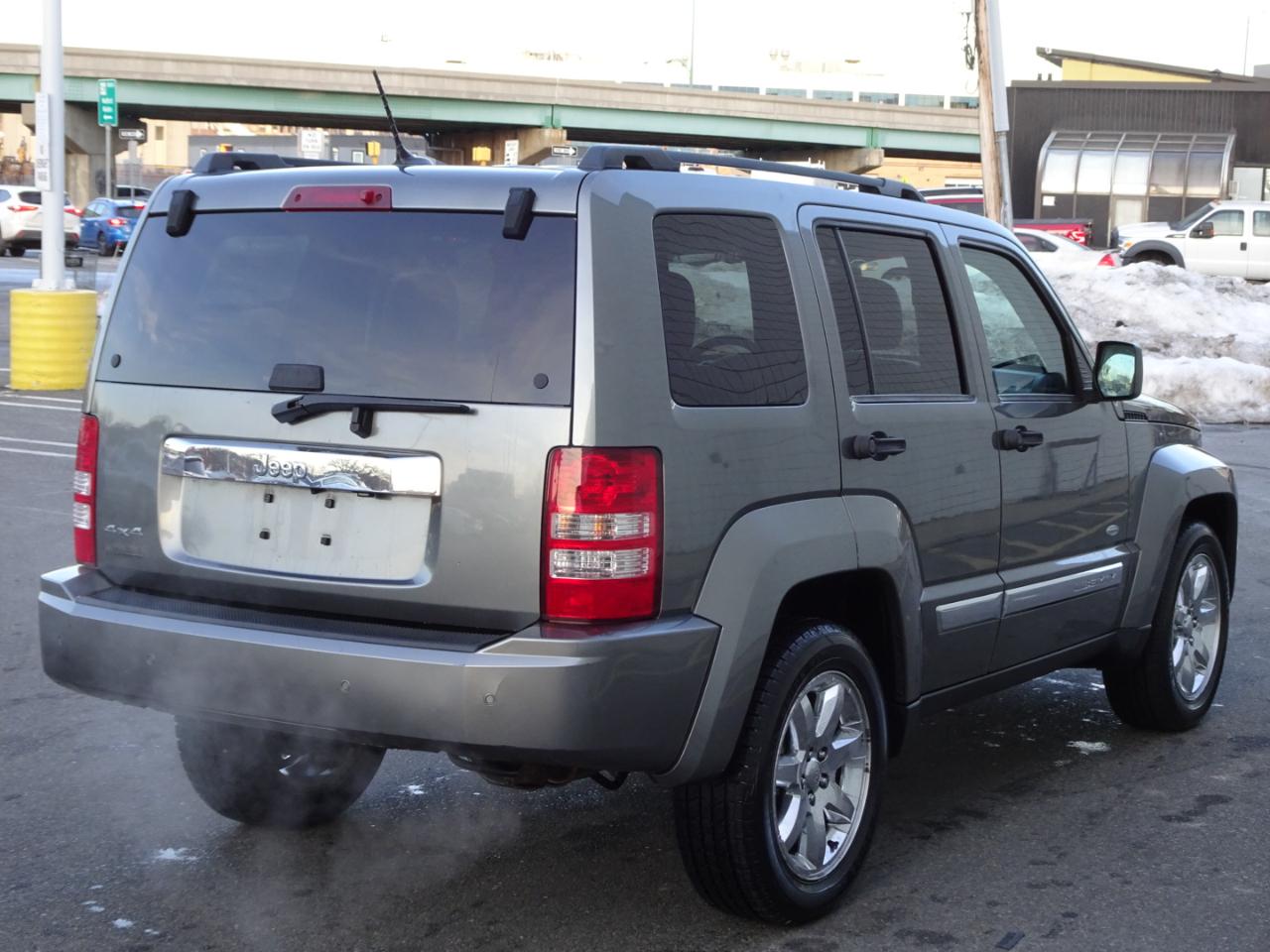Jeep Liberty 4WD 4dr Sport Latitude 2012