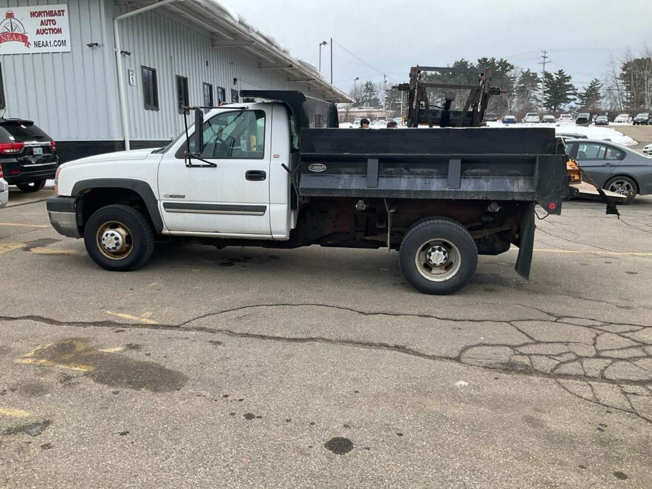 Chevrolet Silverado 3500 Reg Cab 137.0" WB, 60.4" CA 4WD WT 2004