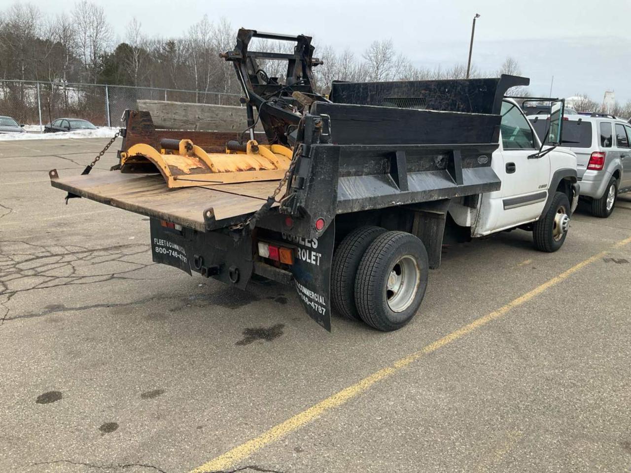 Chevrolet Silverado 3500 Reg Cab 137.0" WB, 60.4" CA 4WD WT 2004