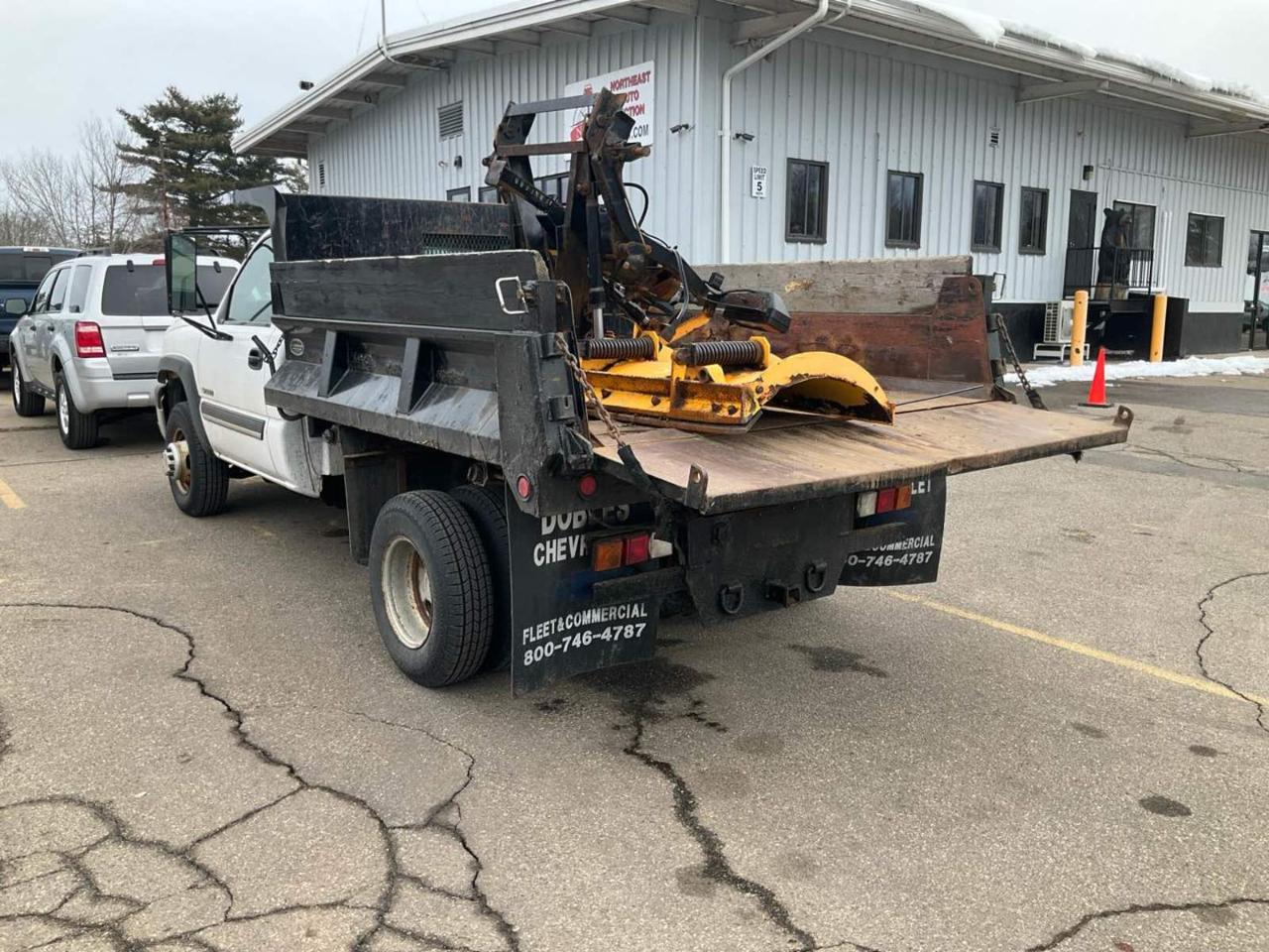 Chevrolet Silverado 3500 Reg Cab 137.0" WB, 60.4" CA 4WD WT 2004