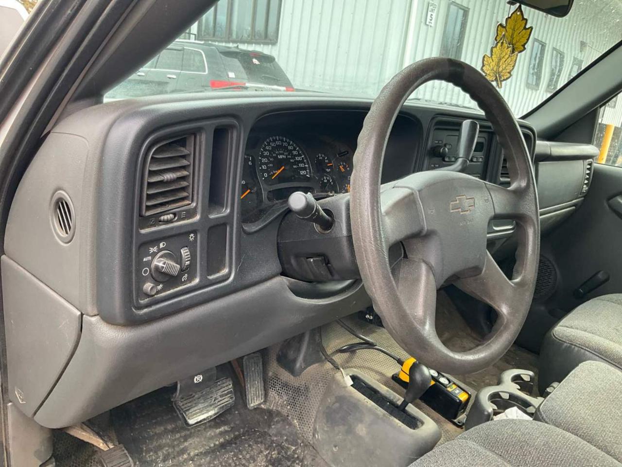 Chevrolet Silverado 3500 Reg Cab 137.0" WB, 60.4" CA 4WD WT 2004