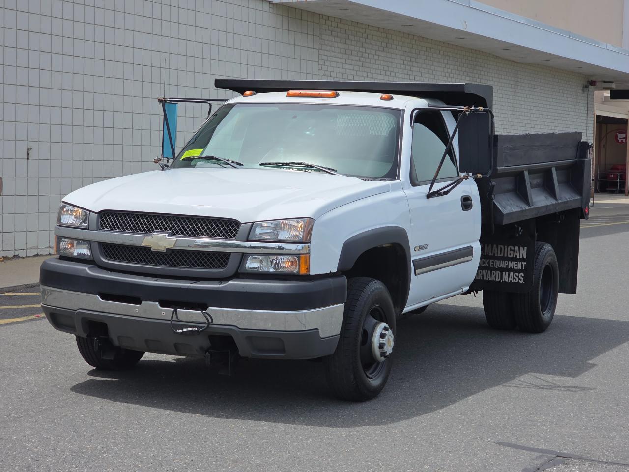 Chevrolet Silverado 3500 Reg Cab 137.0" WB, 60.4" CA 4WD WT 2004