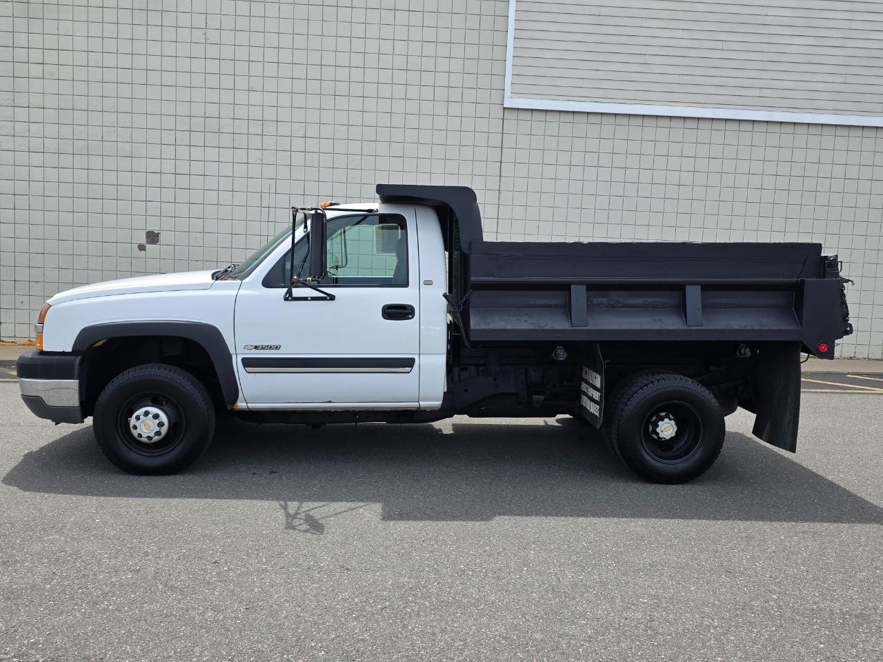 Chevrolet Silverado 3500 Reg Cab 137.0" WB, 60.4" CA 4WD WT 2004