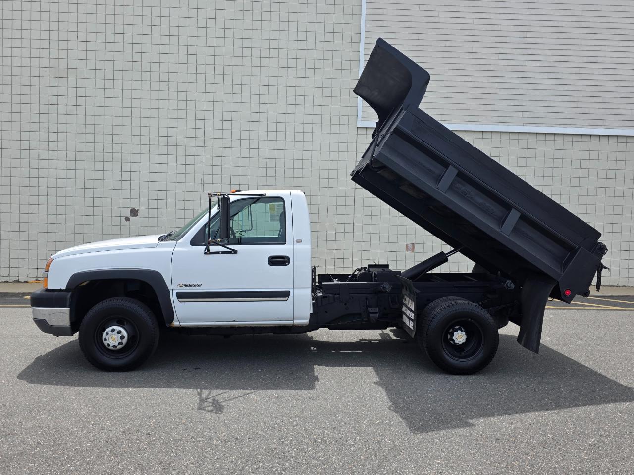 Chevrolet Silverado 3500 Reg Cab 137.0" WB, 60.4" CA 4WD WT 2004