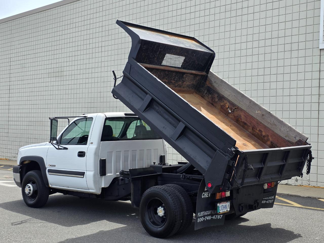 Chevrolet Silverado 3500 Reg Cab 137.0" WB, 60.4" CA 4WD WT 2004