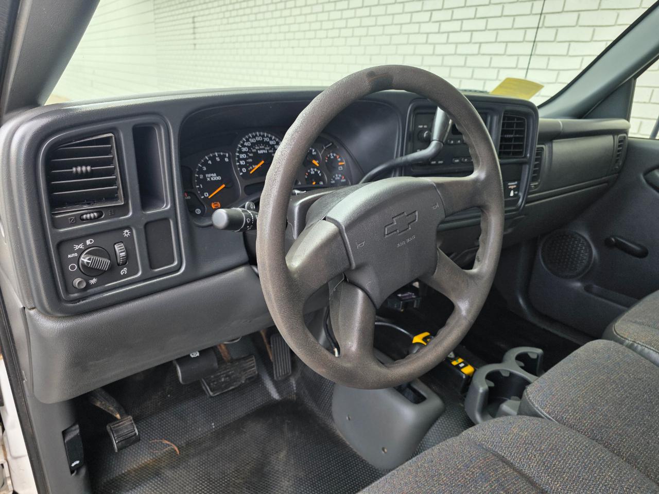 Chevrolet Silverado 3500 Reg Cab 137.0" WB, 60.4" CA 4WD WT 2004