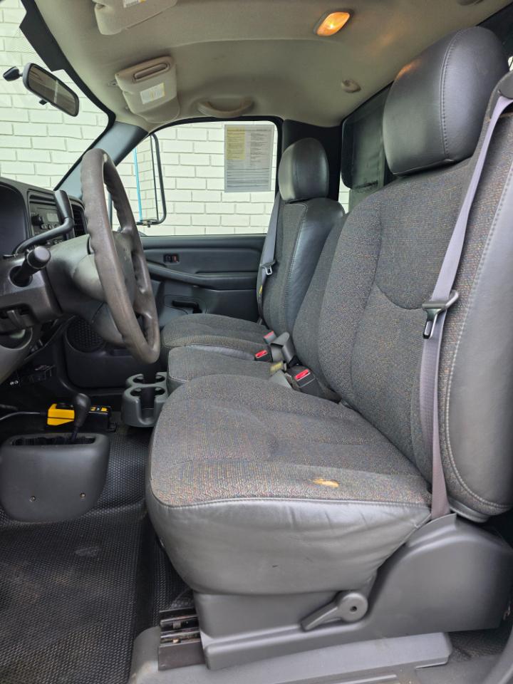 Chevrolet Silverado 3500 Reg Cab 137.0" WB, 60.4" CA 4WD WT 2004