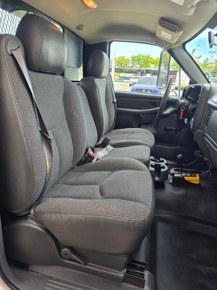 Chevrolet Silverado 3500 Reg Cab 137.0" WB, 60.4" CA 4WD WT 2004
