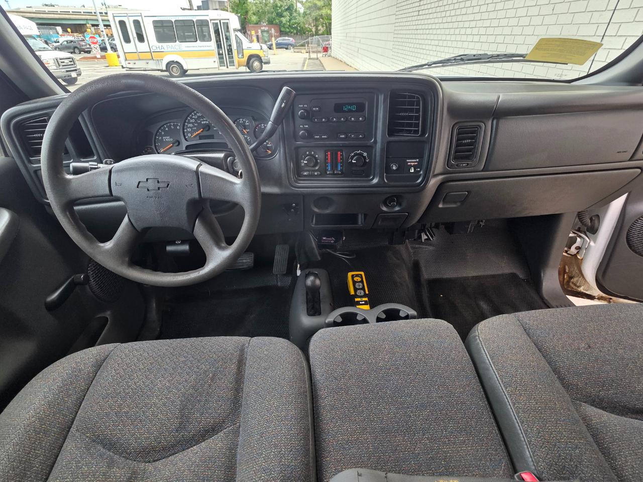 Chevrolet Silverado 3500 Reg Cab 137.0" WB, 60.4" CA 4WD WT 2004
