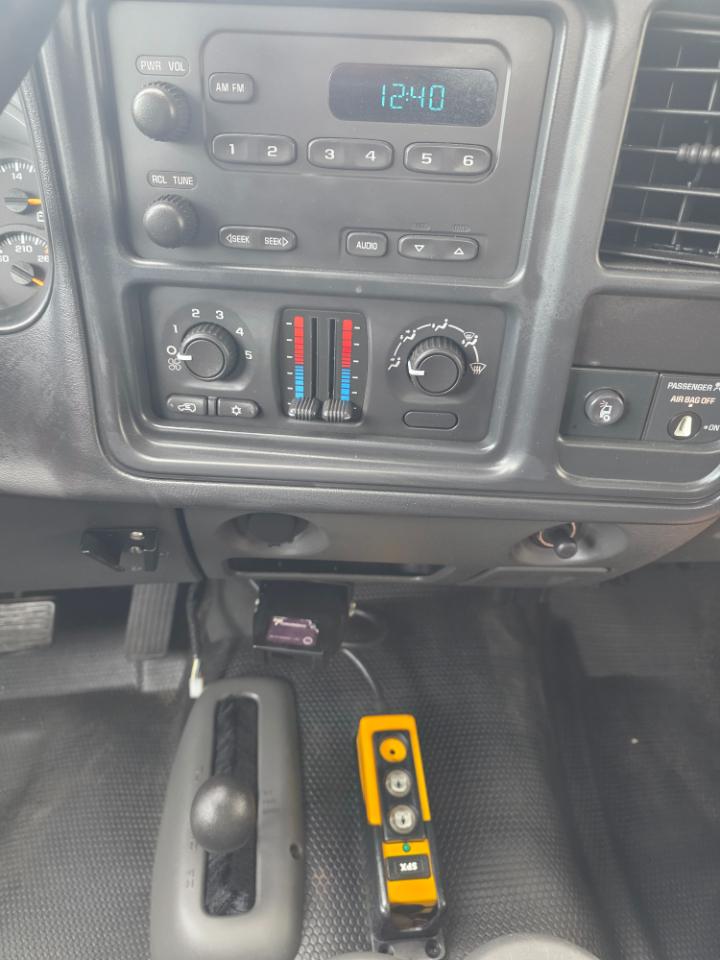 Chevrolet Silverado 3500 Reg Cab 137.0" WB, 60.4" CA 4WD WT 2004