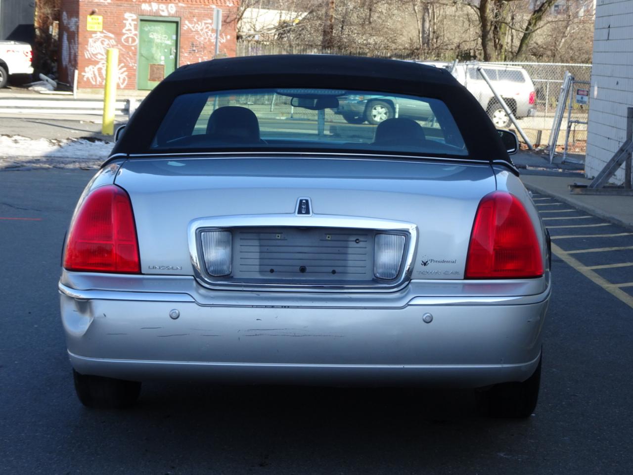 Lincoln Town Car  2004