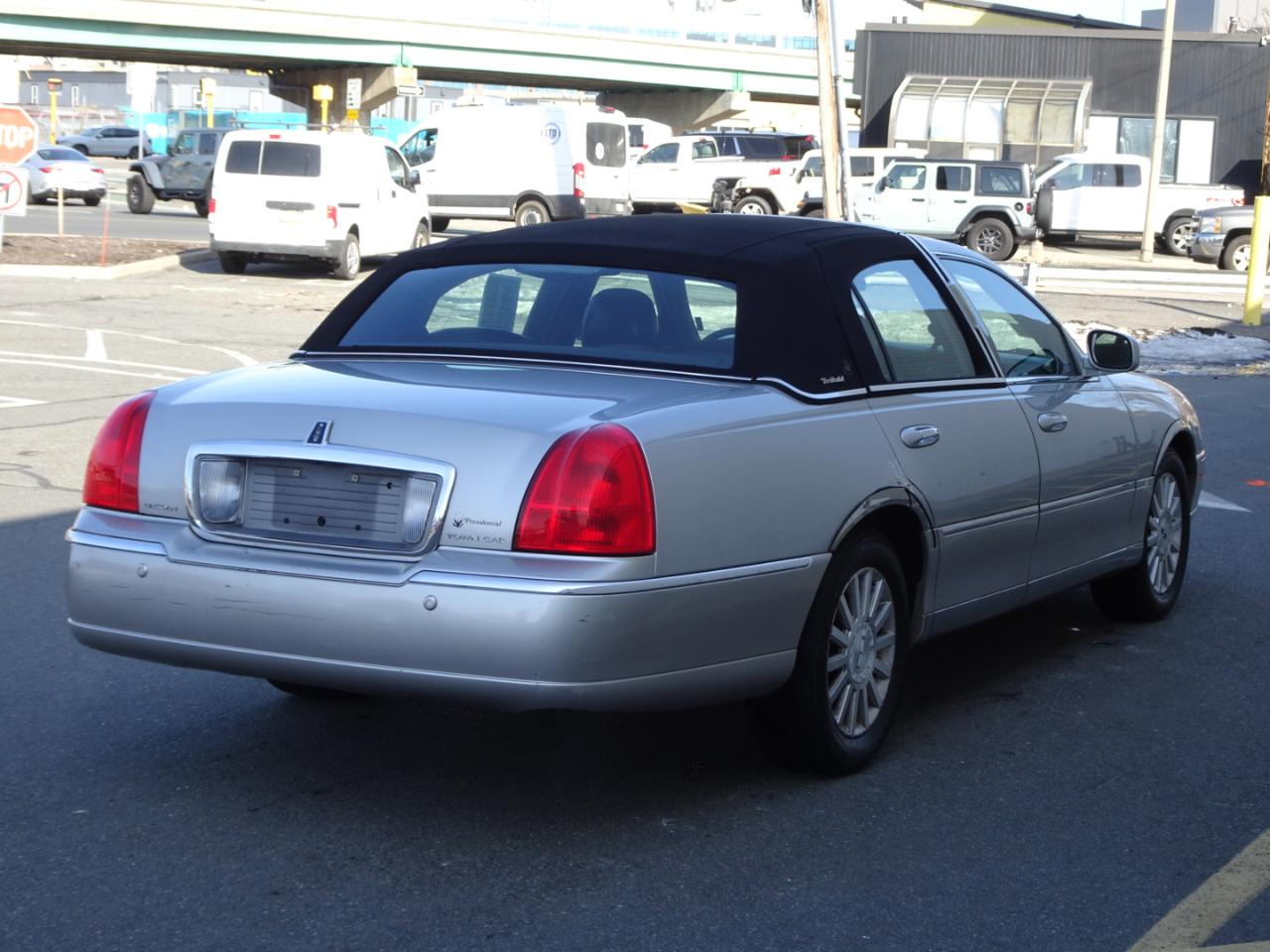 Lincoln Town Car  2004