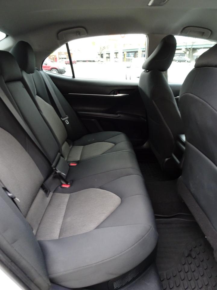 Toyota Camry Hybrid LE CVT (Natl) 2022