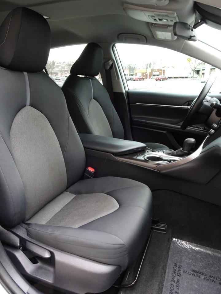 Toyota Camry Hybrid LE CVT (Natl) 2022