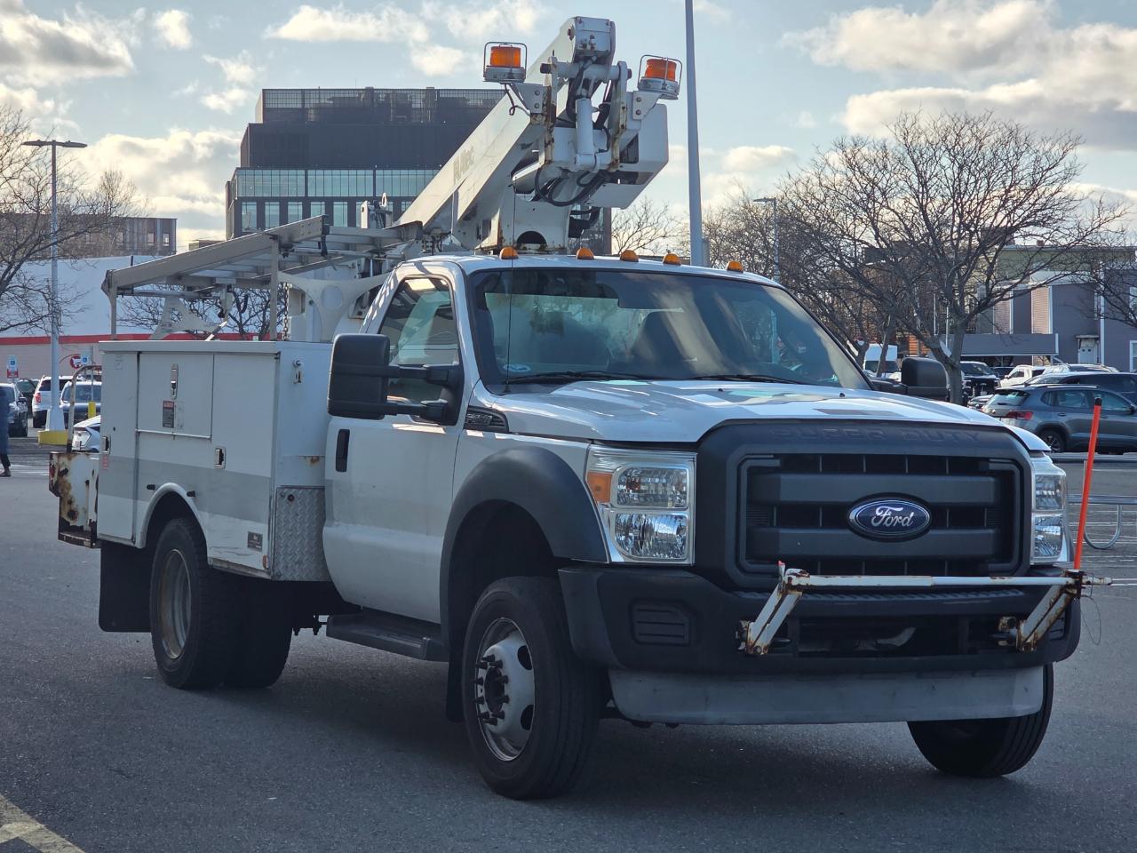 Ford Super Duty F-450 DRW 2WD Reg Cab 141" WB 60" CA XLT 2013