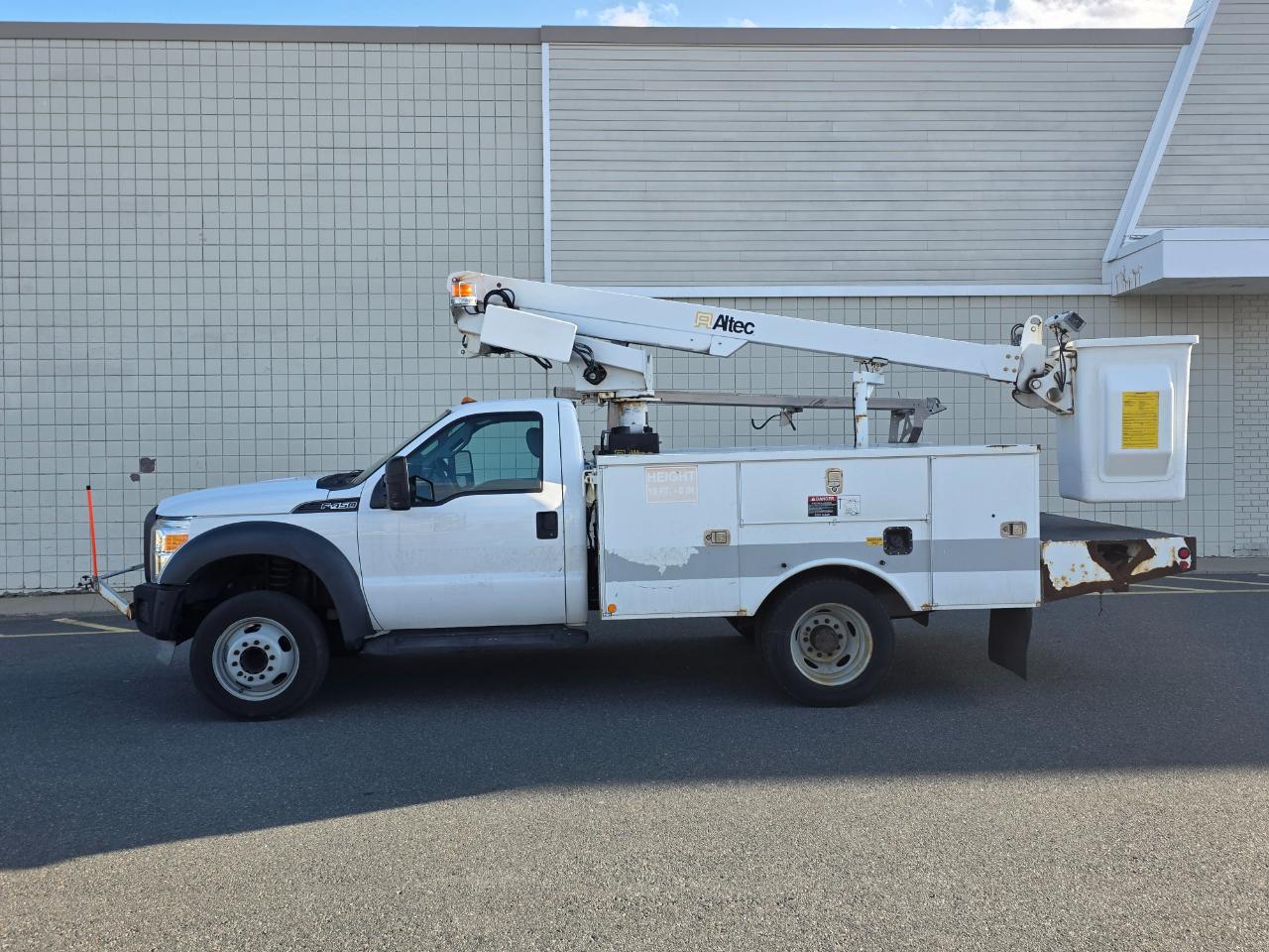 Ford Super Duty F-450 DRW 2WD Reg Cab 141" WB 60" CA XLT 2013