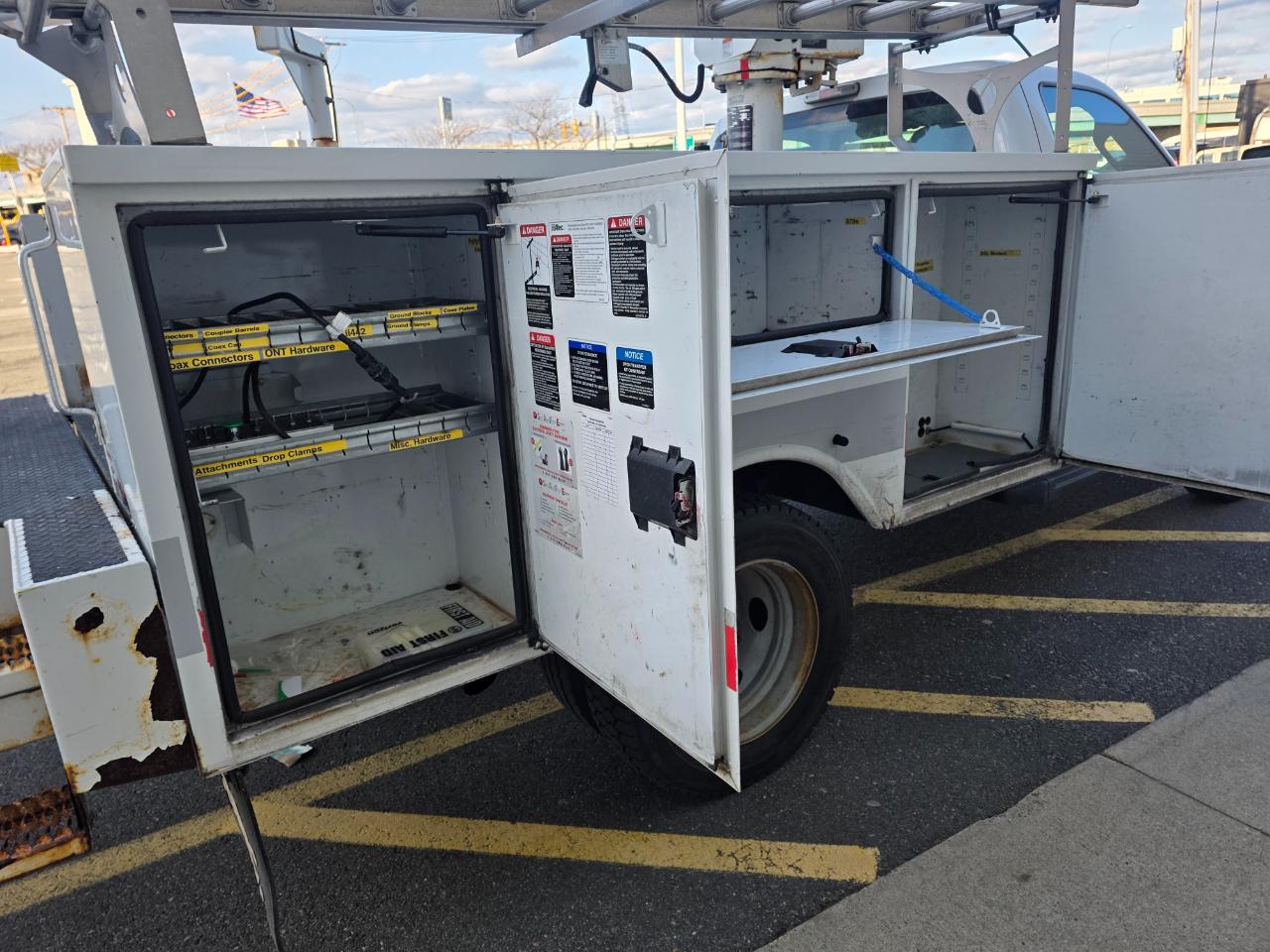 Ford Super Duty F-450 DRW 2WD Reg Cab 141" WB 60" CA XLT 2013