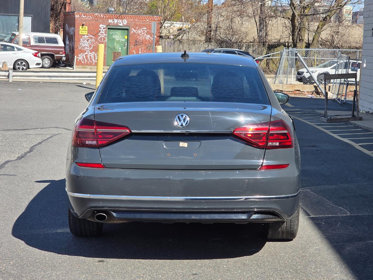 Volkswagen Passat R-Line w/Comfort Pkg Auto 2017