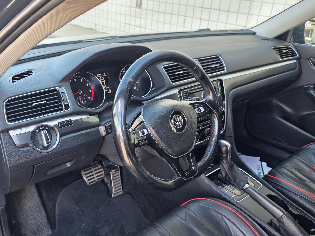 Volkswagen Passat R-Line w/Comfort Pkg Auto 2017