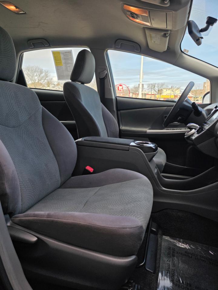 Toyota Prius V 5dr Wgn Three (Natl) 2014