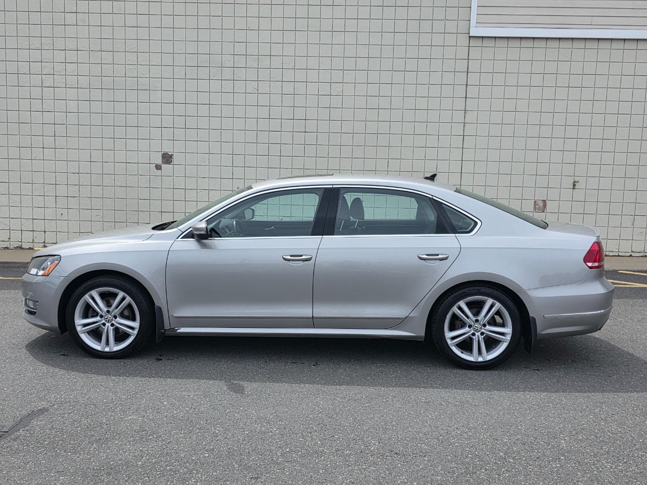 Volkswagen Passat 4dr Sdn 1.8T Auto SEL Premium PZEV 2014