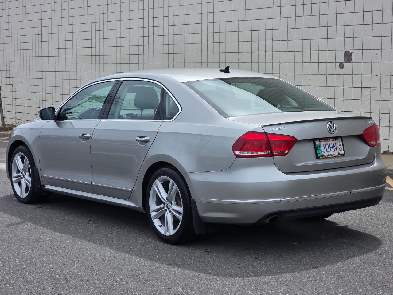 Volkswagen Passat 4dr Sdn 1.8T Auto SEL Premium PZEV 2014