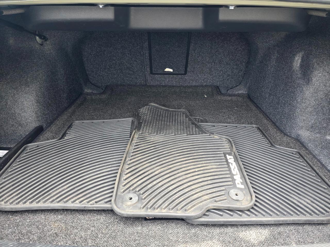 Volkswagen Passat 4dr Sdn 1.8T Auto SEL Premium PZEV 2014