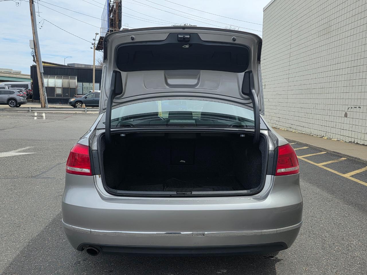 Volkswagen Passat 4dr Sdn 1.8T Auto SEL Premium PZEV 2014