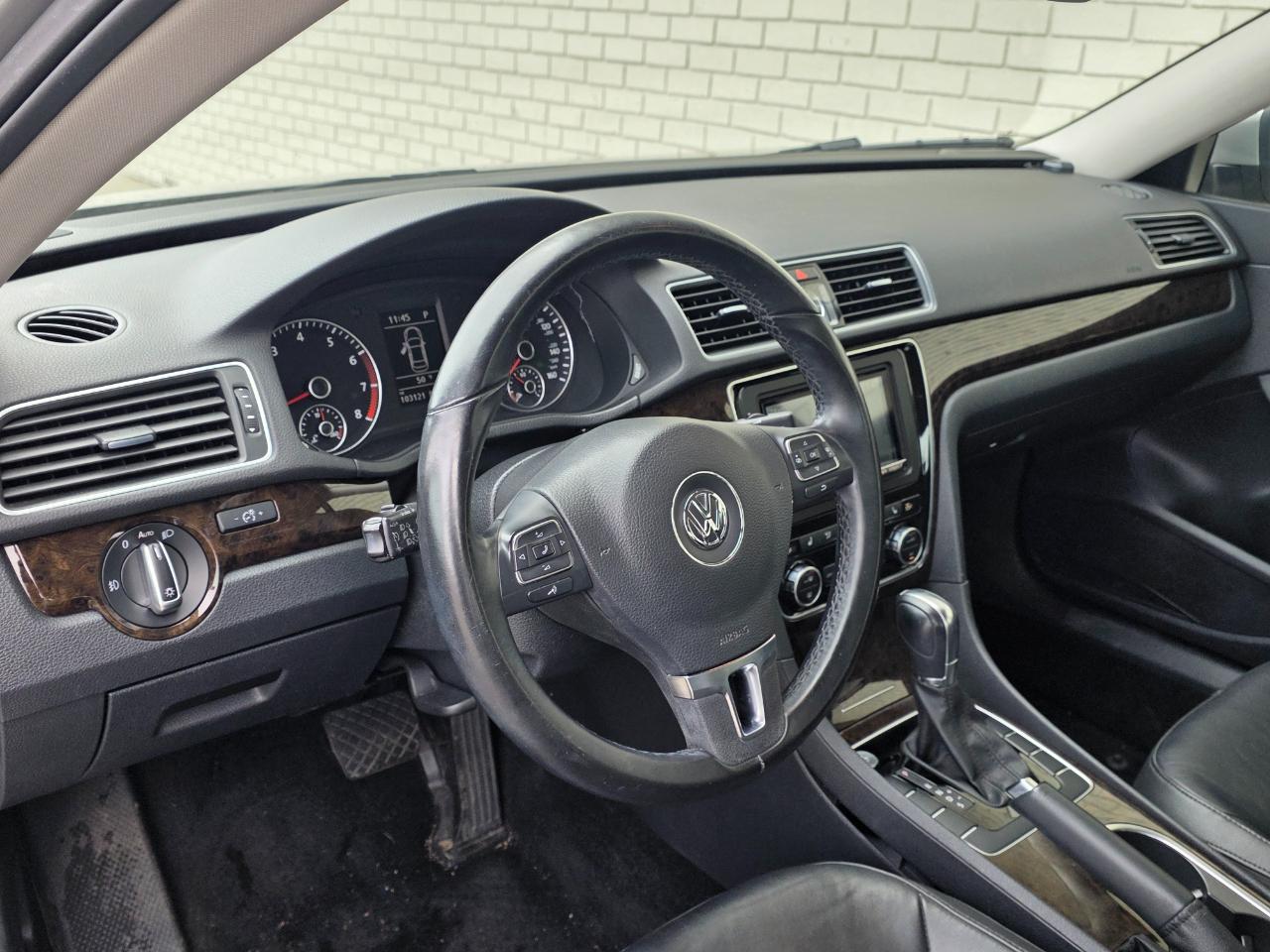Volkswagen Passat 4dr Sdn 1.8T Auto SEL Premium PZEV 2014
