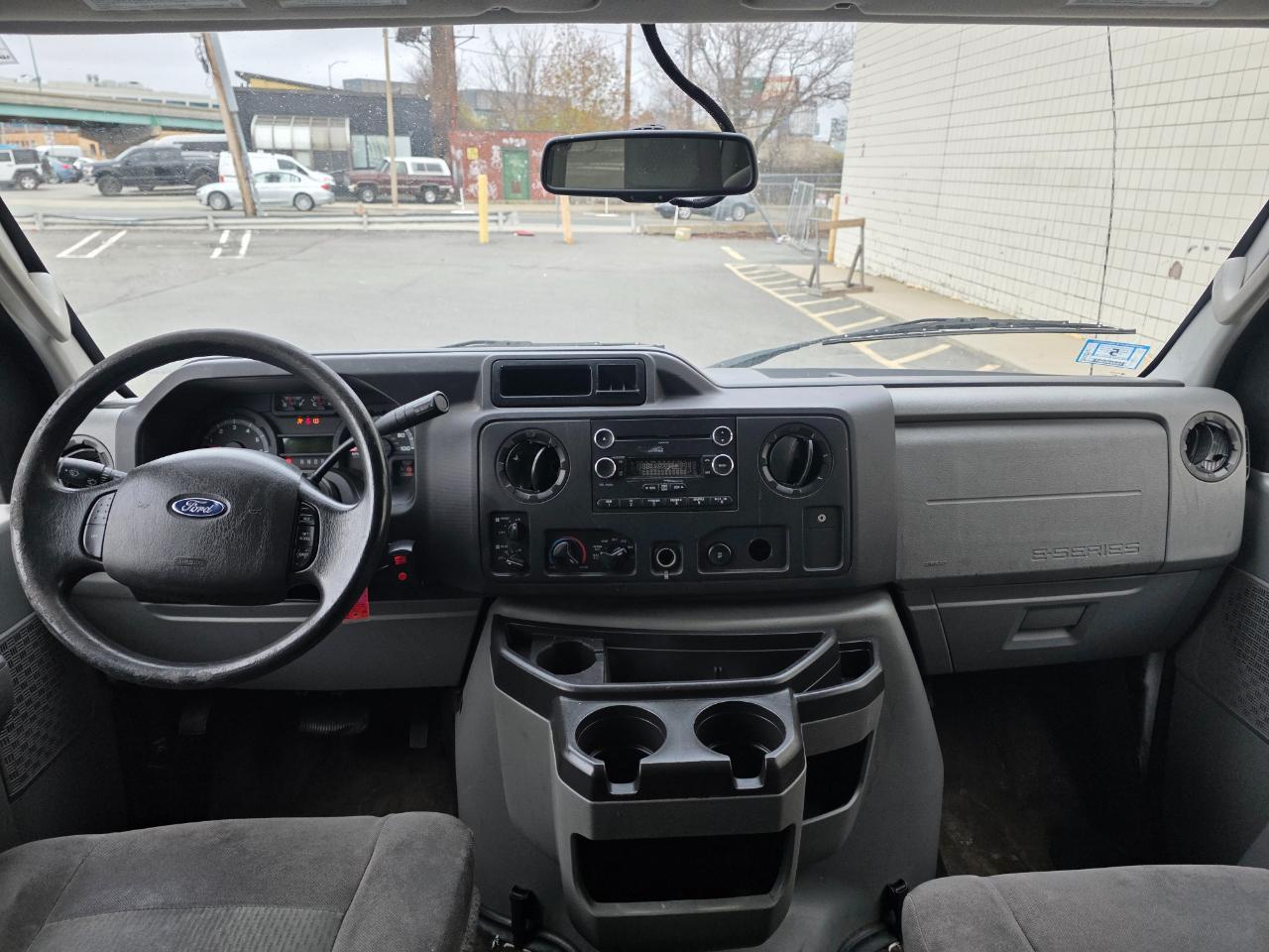 Ford Econoline Wagon E-350 Super Duty XLT 2014