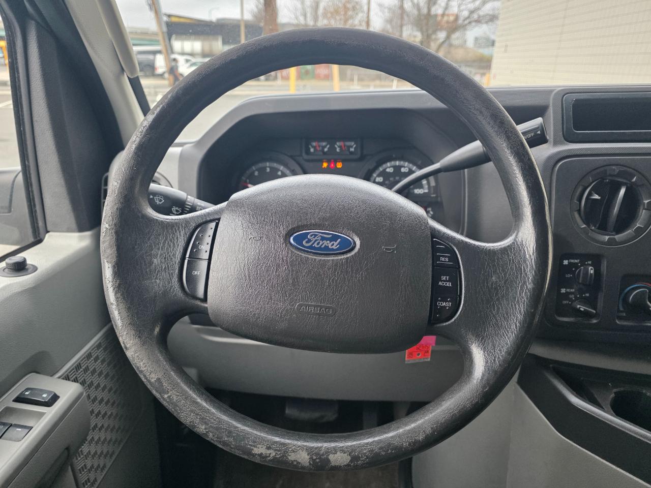 Ford Econoline Wagon E-350 Super Duty XLT 2014