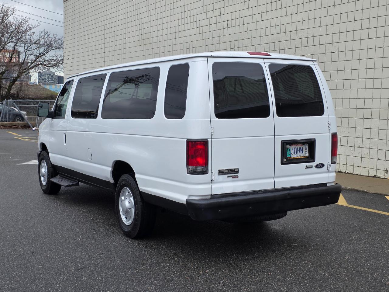 Ford Econoline Wagon E-350 Super Duty Ext XLT 2011