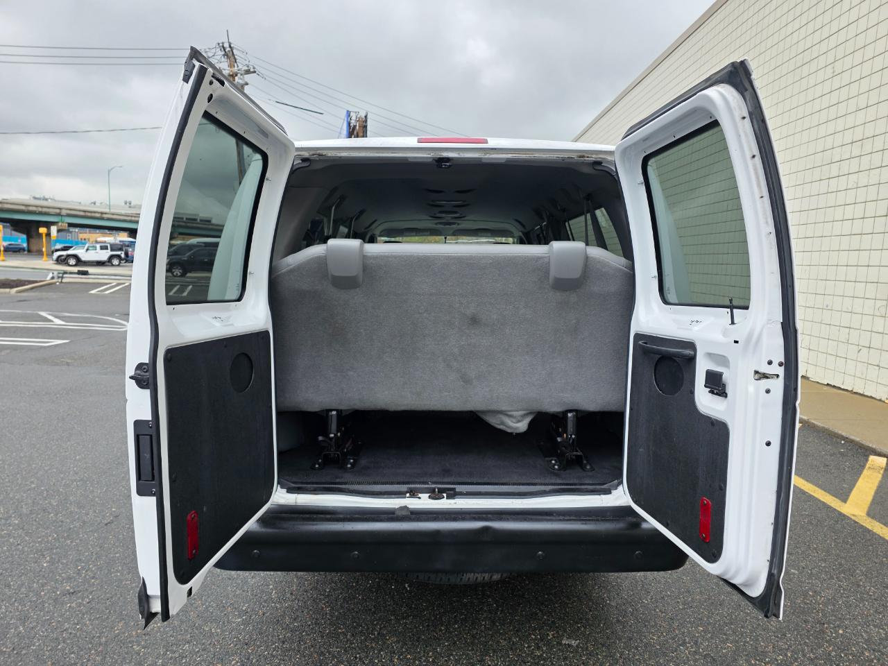 Ford Econoline Wagon E-350 Super Duty Ext XLT 2011