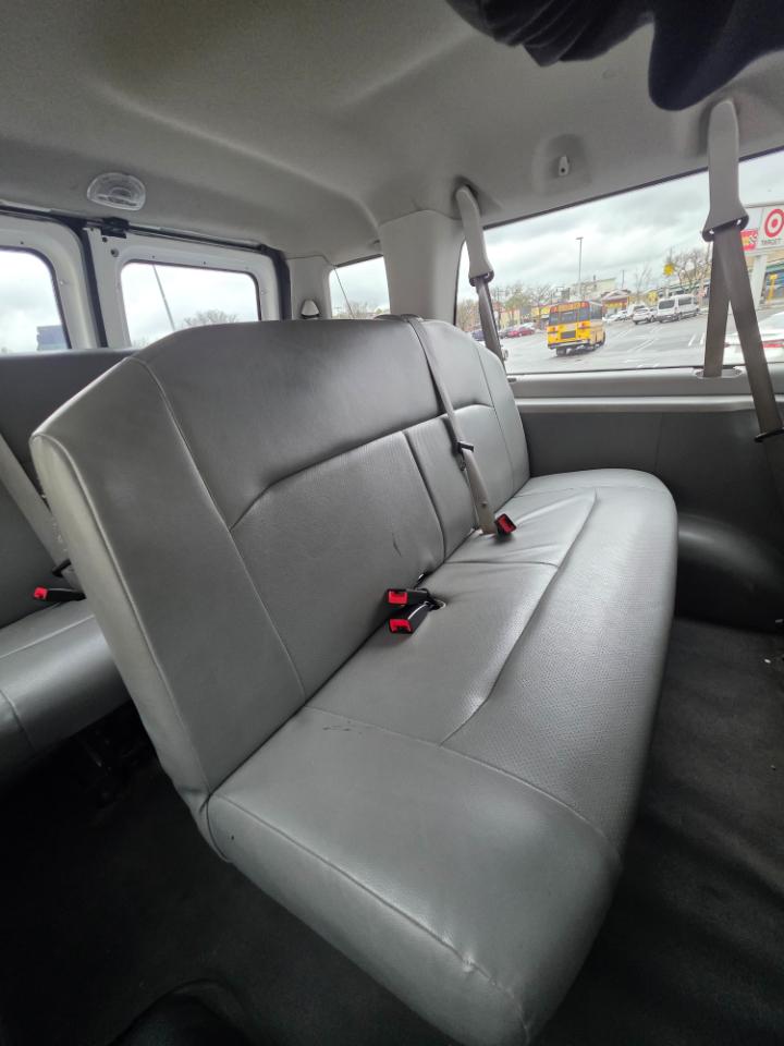 Ford Econoline Wagon E-350 Super Duty Ext XLT 2011